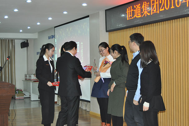 1483951756528017.jpg 優(yōu)秀員工頒獎.JPG